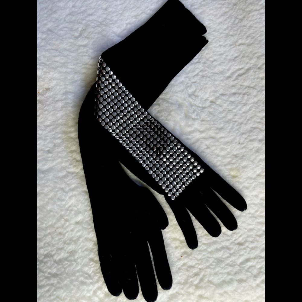 Designer stud wool gloves